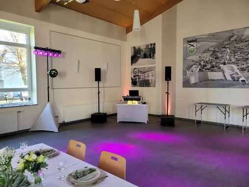 Aufbau von Ton- und Lichttechnik im Dorfgemeinschaftshaus Mechernich-Floisdorf