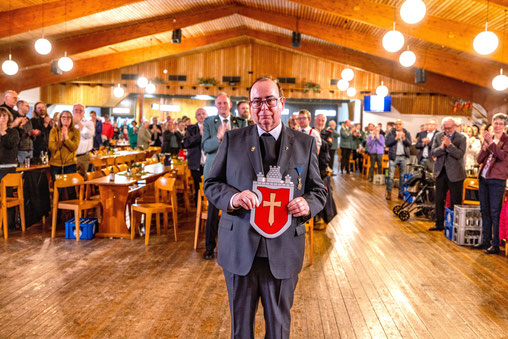 Standing Ovationes für den scheidenden Pfarrer Werner Lütkefend in der Schützenhalle. Foto: Noah Gievers