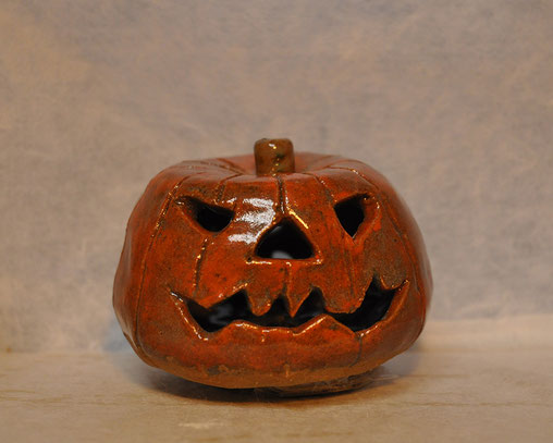 楽しいハロウィーンがもうすぐです。かわいいかぼちゃの置物です。