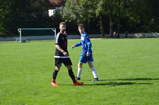Sennes Til Stelbrink musste sich beim 0:1 gleich gegen zwei Sennestädter zur Wehr setzen