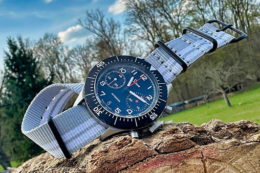 Nato PVD »Moto Grigio« hier an einer Sinn 158 Bicompax