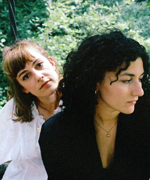 Die Züricher Singer/Songwriterinnen Steiner & Madlaina gehen im kommenden Herbst und Winter auf "Nah Dran Tour". Inzwischen schätzt eine ansehliche Fangemeinde ihre zwischen Indie-Folk und Pop-Rock angesiedelten Songs. Foto: June Fischer