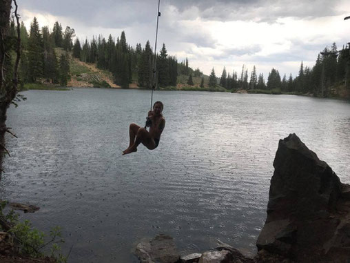 Bloggerin springt in einen Bergsee in der Nähe von Park City, Utah