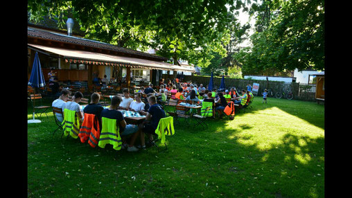 Ausklang im Biergarten Erlbacher in Pfeifferhütte