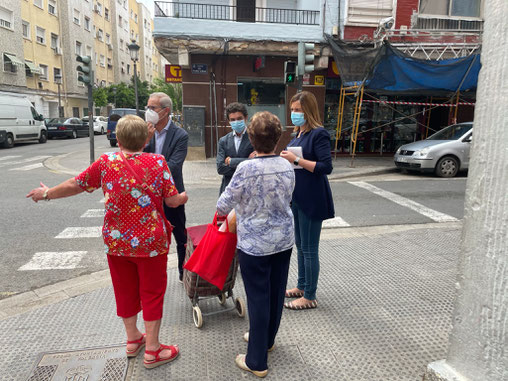 Catalá, Mundina y Ballester junto con los vecinos de Orriols