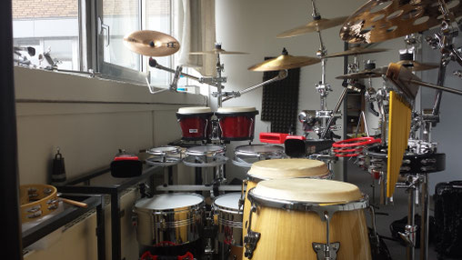 Mein Percussion-Equipment  (zuviel Einzelteile, um alles aufzuzählen ;-), aber u.a. Sonor Congas, Meinl Bongos, Timbales etc.   