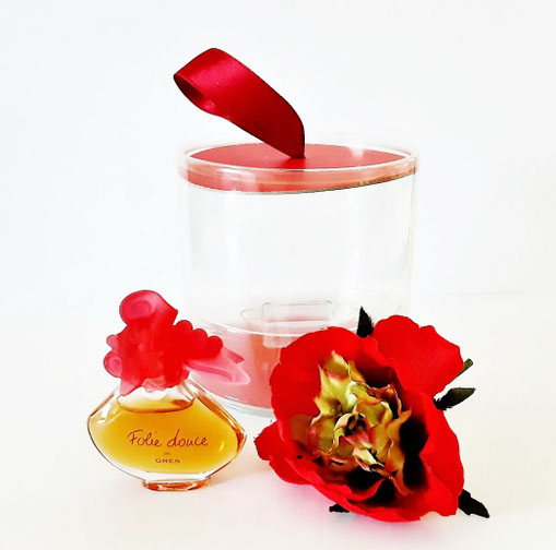 FOLIE DOUCE - MINIATURE EAU DE TOILETTE PRESENTEE DANS UNE BOÎTE RONDE EN PLASTIQUE AVEC UNE BROCHE-FLEUR EN TISSU