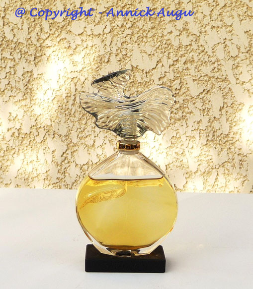 1975 - PARURE : EAU DE PARFUM - RAVISSANT BOUCHON EN VERRE EN FORME DE VAGUE
