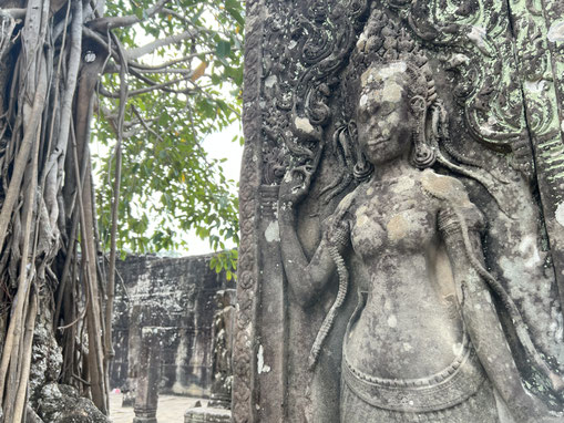バヨン寺院の女神像