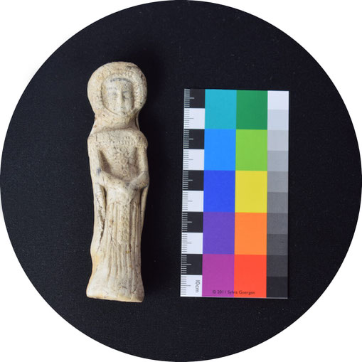 Ein besonderer archäologischer Fund: eine etwa 10 cm große, komplett erhaltene Kruseler Puppe aus dem 15. Jh.