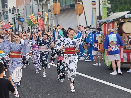 令和５年の「一関夏まつり」で披露した時の様子。中央列先頭が皆川さん。