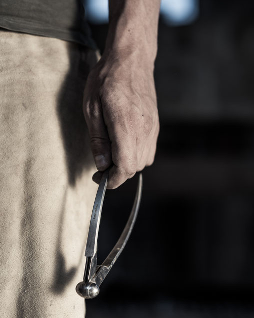 Eine Hand mit einem Zirkel zum Punktieren, eine typische Steinmetz Technik