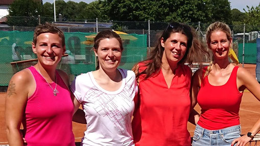 Die Damen 30 - Konkurrenz: (v.l.) Bianca Mühlbach / TC Satrup (2.); Melanie Gromoll / TuS Hartenholm (4.); Antje Hoffmann / TC GW Neustadt (3.) und Tatjana Maas (1.) - nicht dabei: Steffi Dargel / Leezener SC (5.)
