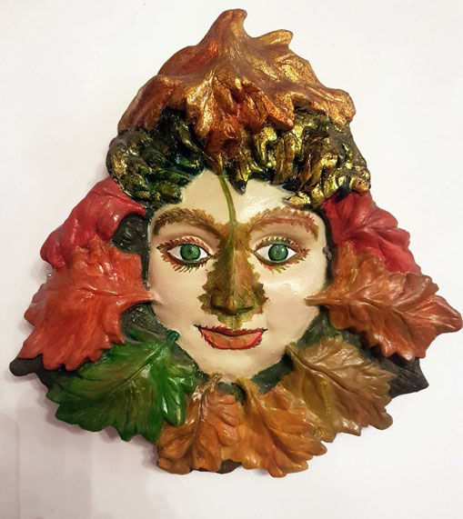 Máscara de la primavera. Arcilla policromada, pan de oro, 29 x 27 x 6 cm.