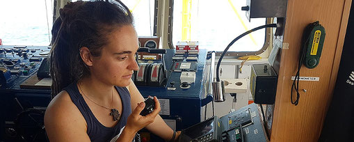 Kapitänin Carola auf der Brücke der Sea-Watch 3. Foto: Sea-Watch.e.V.