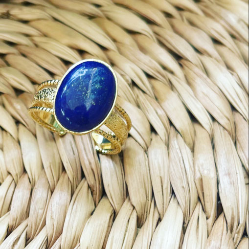 Bague fabriquée à la main avec une pierre naturelle de lapis-lazuli, monté sur acier inoxydable. Bijou issue d'une collaboration entre Nine et quatre Creatrice française. Une pièce artisanale, unique résistante et pleine d'élégance.