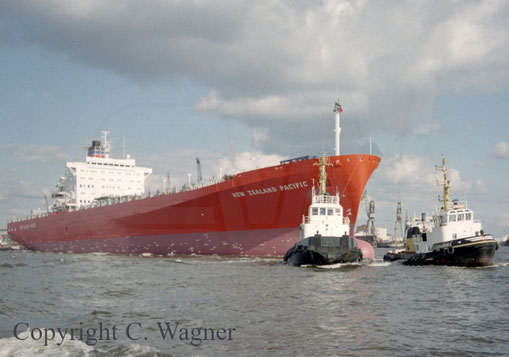 Photo shows the Container ship New Zealand Pacific at Blohm + Voss Hamburg