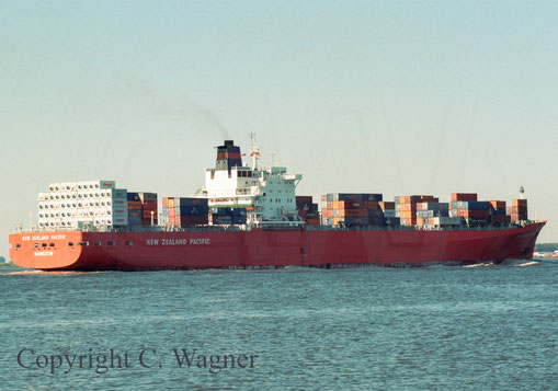Foto zeigt das Containerschiff NEW ZEALAND PACIFIC nach letzten Besuch in Hamburg