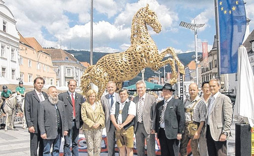 Enthüllung. Auf dem Leobener Hauptplatz wurde ein aus Hufeisen gefertigtes Pferd, das vom mongolischen Bildhauer Bayanjav Munkhjargal entworfen und mit Dismas Sachan gefertigt wurde, enthüllt. KLEINE ZEITUNG, 25. JUNI 2010, BIRNBAUM