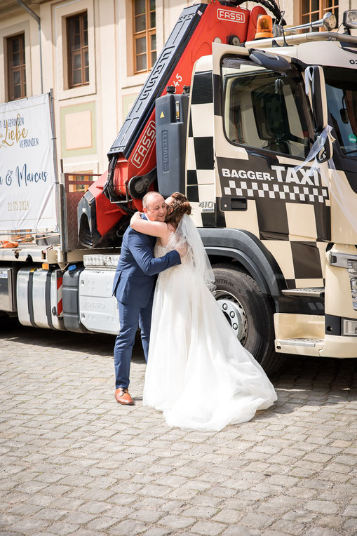 LKW Hochzeit Dresden, Trucker Hochzeit Dresden, Baumaschinentransporte Dresden, Baggertransport Dresden, TRansport Tieflader Dresden, Transportunternehmen Dresden, Transporte mit Tieflader Dresden, Bagger transportieren Dresden