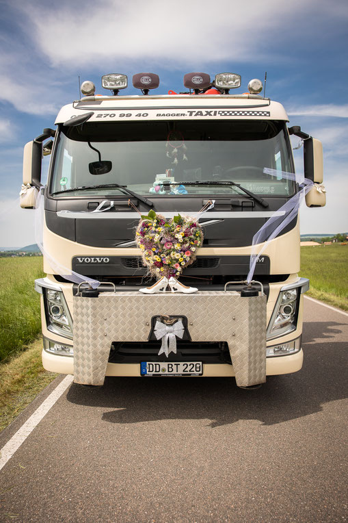 LKW Hochzeit Dresden, Trucker Hochzeit Dresden, Baumaschinentransporte Dresden, Baggertransport Dresden, TRansport Tieflader Dresden, Transportunternehmen Dresden, Transporte mit Tieflader Dresden, Bagger transportieren Dresden
