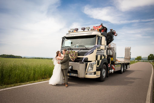 LKW Hochzeit Dresden, Trucker Hochzeit Dresden, Baumaschinentransporte Dresden, Baggertransport Dresden, TRansport Tieflader Dresden, Transportunternehmen Dresden, Transporte mit Tieflader Dresden, Bagger transportieren Dresden