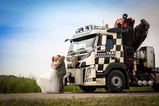 LKW Hochzeit Dresden, Trucker Hochzeit Dresden, Baumaschinentransporte Dresden, Baggertransport Dresden, TRansport Tieflader Dresden, Transportunternehmen Dresden, Transporte mit Tieflader Dresden, Bagger transportieren Dresden