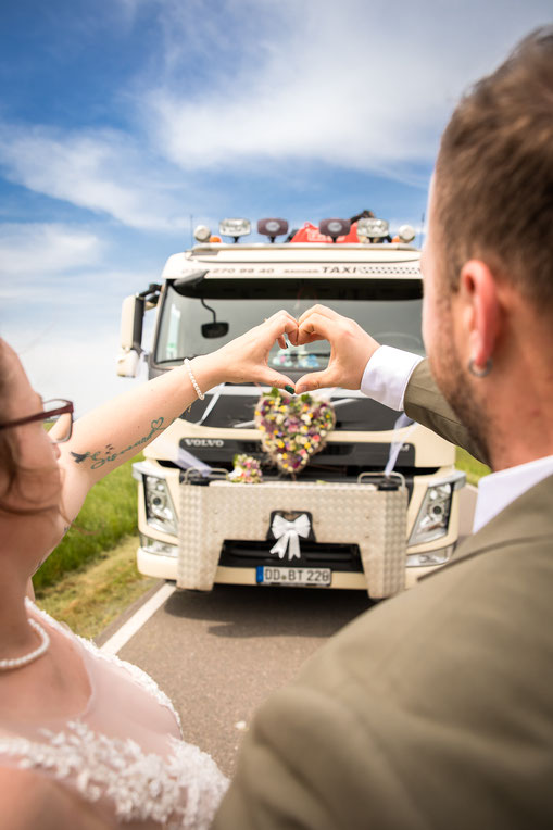 LKW Hochzeit Dresden, Trucker Hochzeit Dresden, Baumaschinentransporte Dresden, Baggertransport Dresden, TRansport Tieflader Dresden, Transportunternehmen Dresden, Transporte mit Tieflader Dresden, Bagger transportieren Dresden