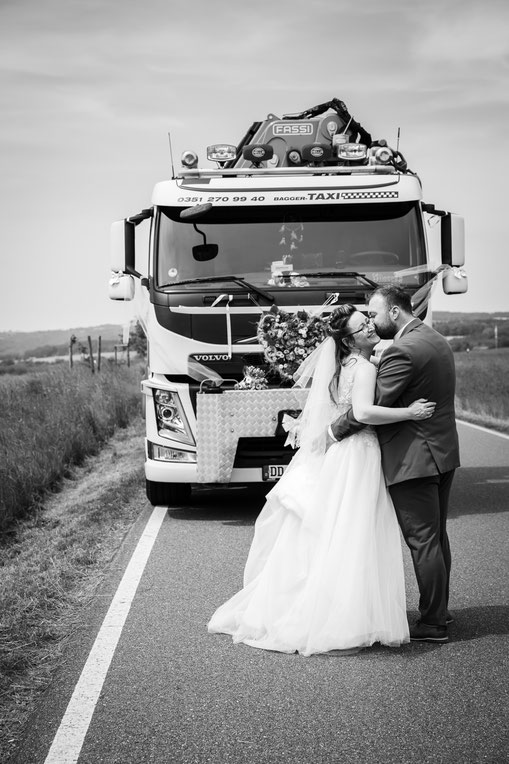 LKW Hochzeit Dresden, Trucker Hochzeit Dresden, Baumaschinentransporte Dresden, Baggertransport Dresden, TRansport Tieflader Dresden, Transportunternehmen Dresden, Transporte mit Tieflader Dresden, Bagger transportieren Dresden