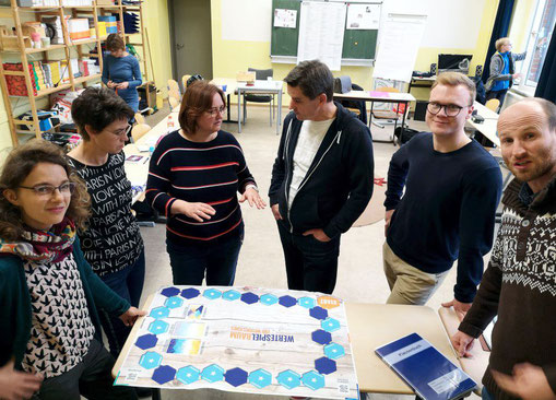 Marcel Dohle (2.v.r.) und Frank H. Sauer (3.v.r.) bei einem Werte-Workshop in einer Schule in Sachsen-Anhalt