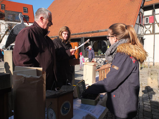 Archivbild: NABU-Verkaufs- und Infostand auf dem Kelternplatz in Metzingen. Foto: NABU Metzingen/A. Brodbeck