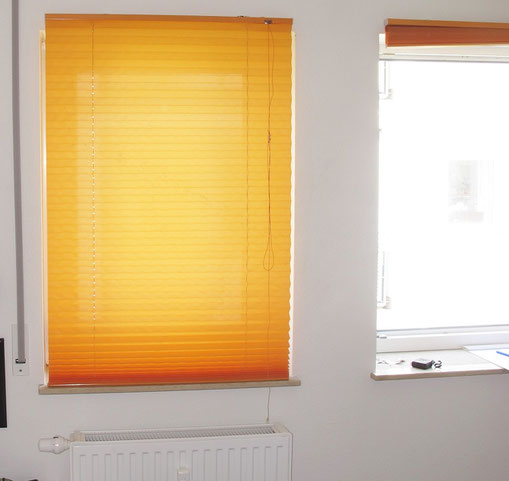 Die Jalousie deckte den gesamten Fensterbereich ab.