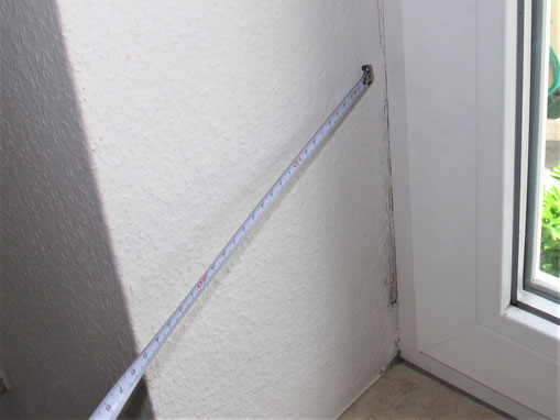 Schimmel in der Fensterleibung.