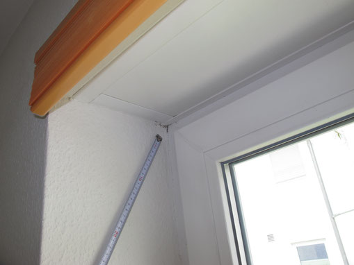 Schimmel an der oberen Ecke der Fensterleibung.