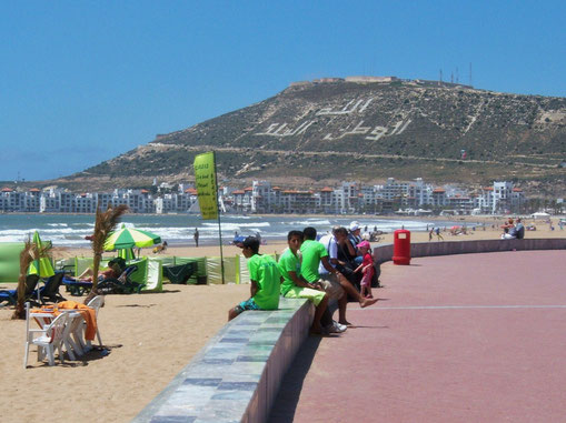 Agadir, Strand m. Promenade; im Hintergrund der "Hausberg" Ouffella mit Inschrift ("Gott, König, Vaterland")