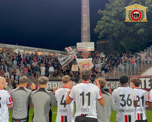 Gemeinsam mit den Fans wurde das Lied angestimmt und der Sieg gefeiert