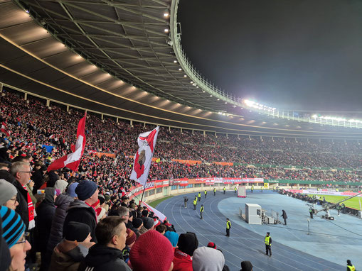 Trotz frischer Temperaturen war das Happelstadion ausverkauft