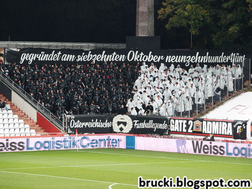 Schwarz und weiss präsentierte sich die Kurve zu Spielbeginn