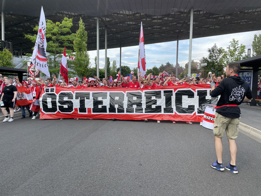 Die Spitze des österreichischen Corteos bis zum Stadion