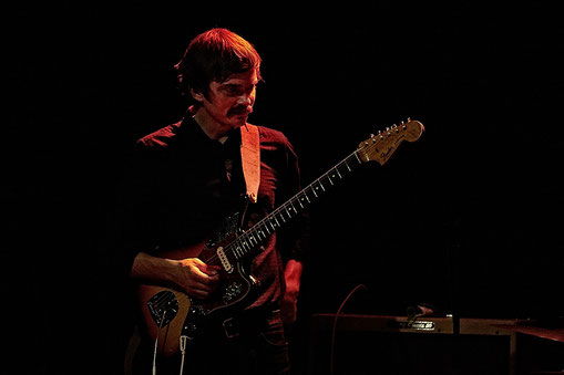 Gitarrist Bradley Burgess sorgt im Wiesbadener Kesselhaus für den typischen Sixties-Twang (Foto: Christian Düringer)