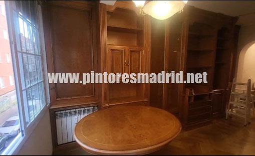  Documentación visual de pintores preparando muebles de roble antes del lacado a domicilio en Madrid 