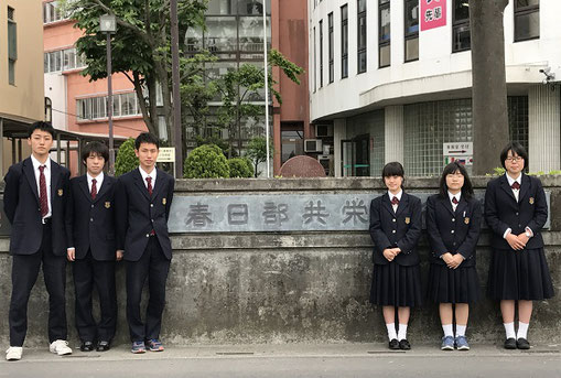 左から 大原惇くん(2年)、北川紘己くん(2年)、箕輪隼人くん(2年)、木内愛さん(2年)、鈴木友香さん(2年)、中村若菜さん(1年)
