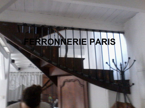 protection à barreaux en fer pour escalier peint en noir satiné