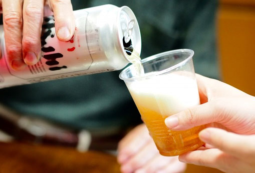 📊【1週間のアルコール摂取量の目安】  ■男性：140g以内（1日あたり約20g） ✅ビール（5%）330ml → 約16.5g（1本が推奨上限） ✅ワイン（12%）125ml → 約15g（1杯が目安） ✅ウイスキー（40%）25ml → 約10g（2杯までが許容範囲）  ■女性：70g以内（1日あたり約10g） ✅ビール（5%）330ml → 約16.5g（1本はNG！半分程度が目安） ✅ワイン（12%）125ml → 約15g（1杯は多め！半分程度で） ✅ウイスキー（40%）25ml → 約10g