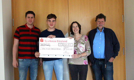 Cheque-Übergabe: Francesco (2.v.links) vom Schülerteam, die betreuenden Lehrkräfte Markus Hanneken und Michael Fuest, Jutta Over (NABU)