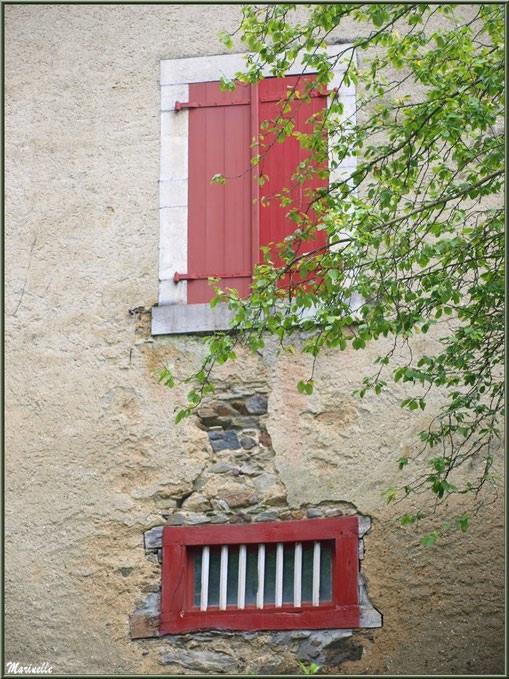 Façade ancienne dans le village d'Aas, Vallée d'Ossau (64)