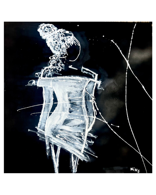 Peinture contemporaine en noir et blanc, représentant une femme de face sans visage en robe courte. Regarde tournée sur le côté silhouette abstraite sur le fond noir, œuvre acrylique de Nine artiste, peintre à Trans en Provence