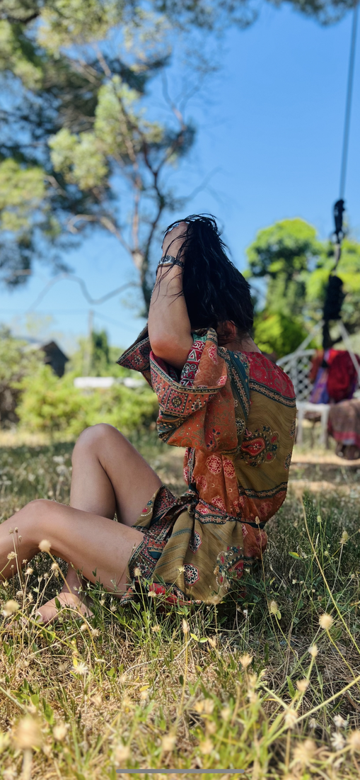 Portrait de la Creatrice vêtue d'un kimono court en soie recyclée, pièce unique fabriquée à la main à partir d'ancien saris indien. Un look bohème et coresponsable, entre style libre et artisanat engagé.