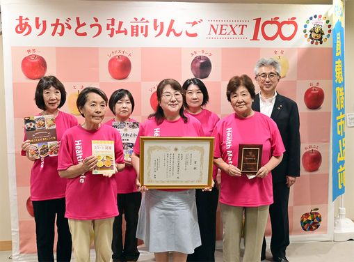 弘前市役所で櫻田宏市長に受賞報告（右端が市長）