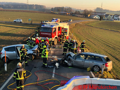 Feuerwehr; Blaulicht; BFKDO Schärding; PKW; Unfall; Frontalzusammenstoß; FF Münzkirchen; L515;